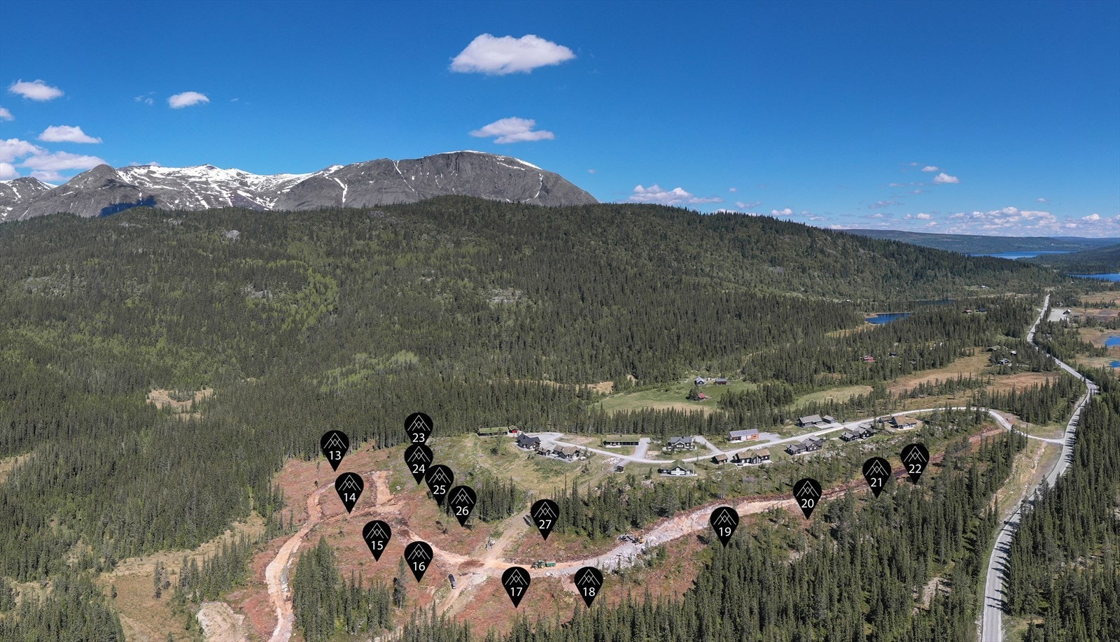 Fra tomteområdet er det avsatt sti ut til gamle kongevegen som er en fin tursti på sommerstid og preparerte løyper på vinterstid. Galleribilde