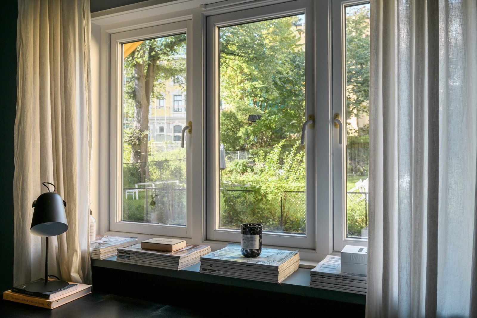 Begge soverommene vender ut mot den frodige bakgården. Galleribilde