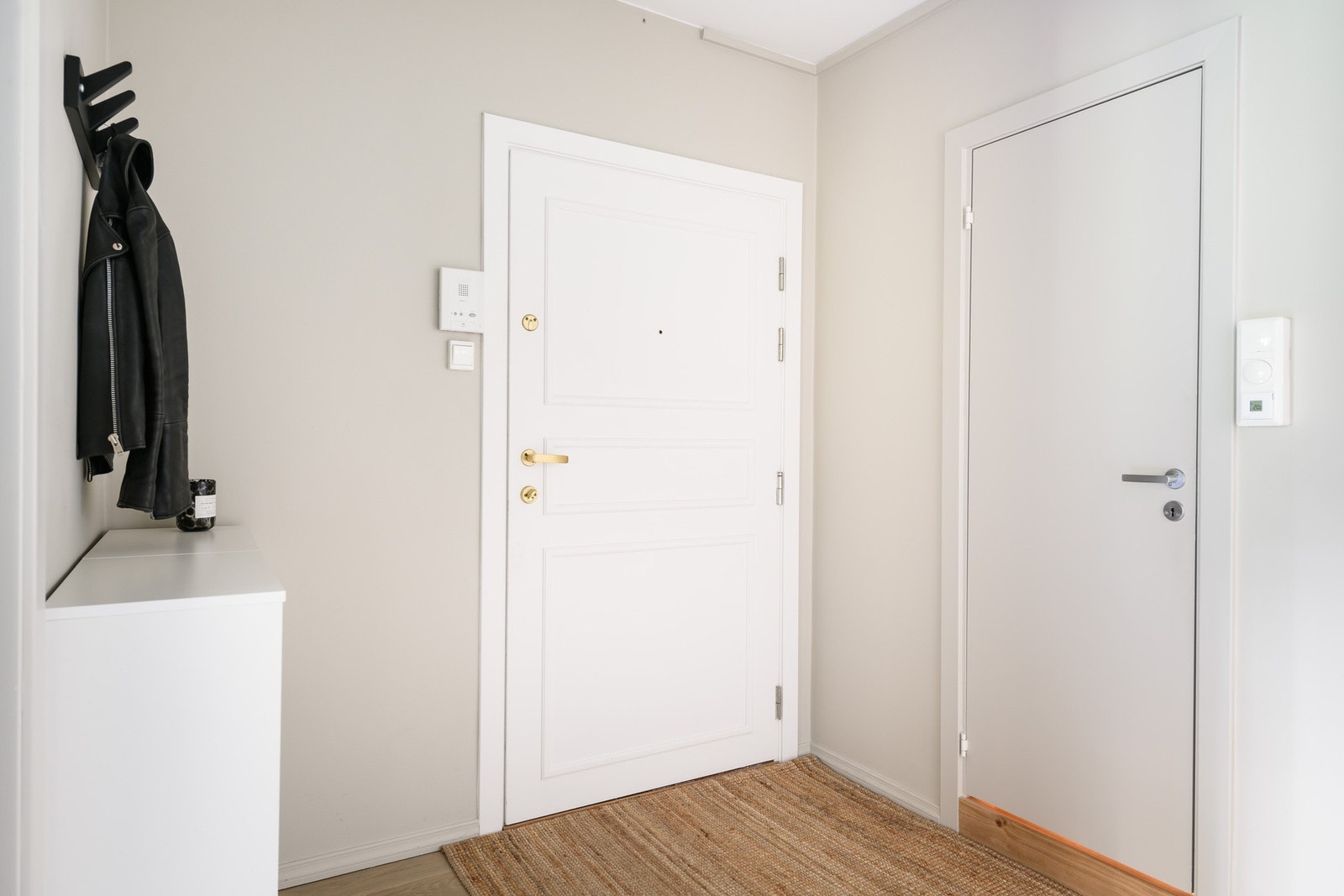Entreen er lys og romslig, med oppbevaringsmuligheter. Galleribilde