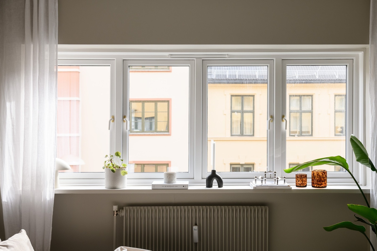 Store vindusflater slipper inn rikelig med naturlig sollys. Galleribilde