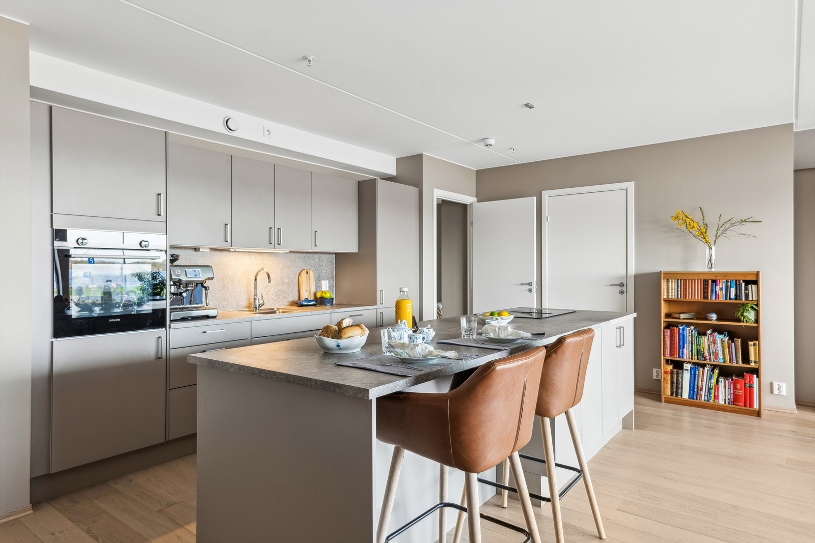 Stilfullt kjøkken med god skap- og benkeplass Galleribilde