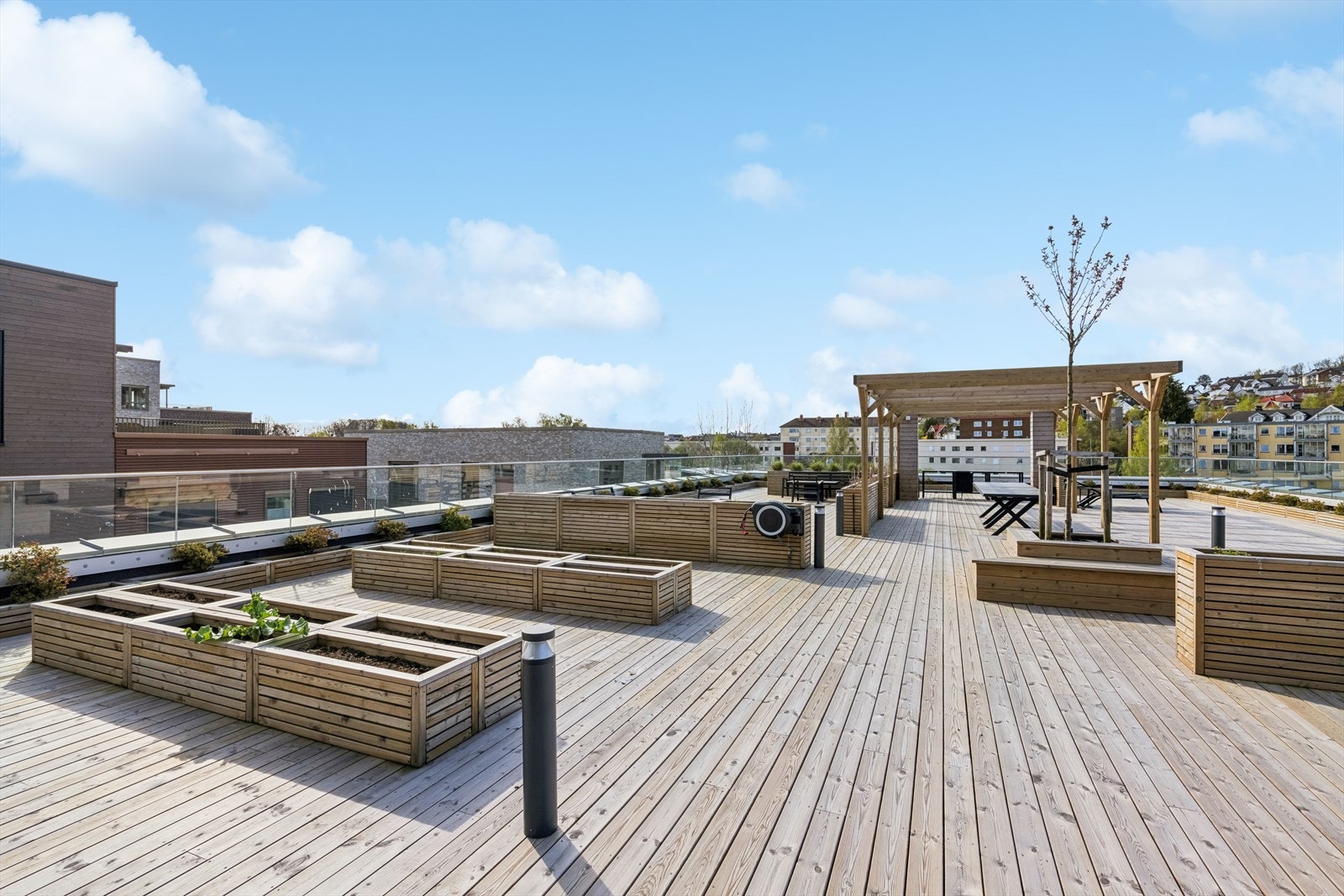 Taket er tilrettelagt som fellesområde til fri benyttelse for alle andelseiere i borettslaget Galleribilde