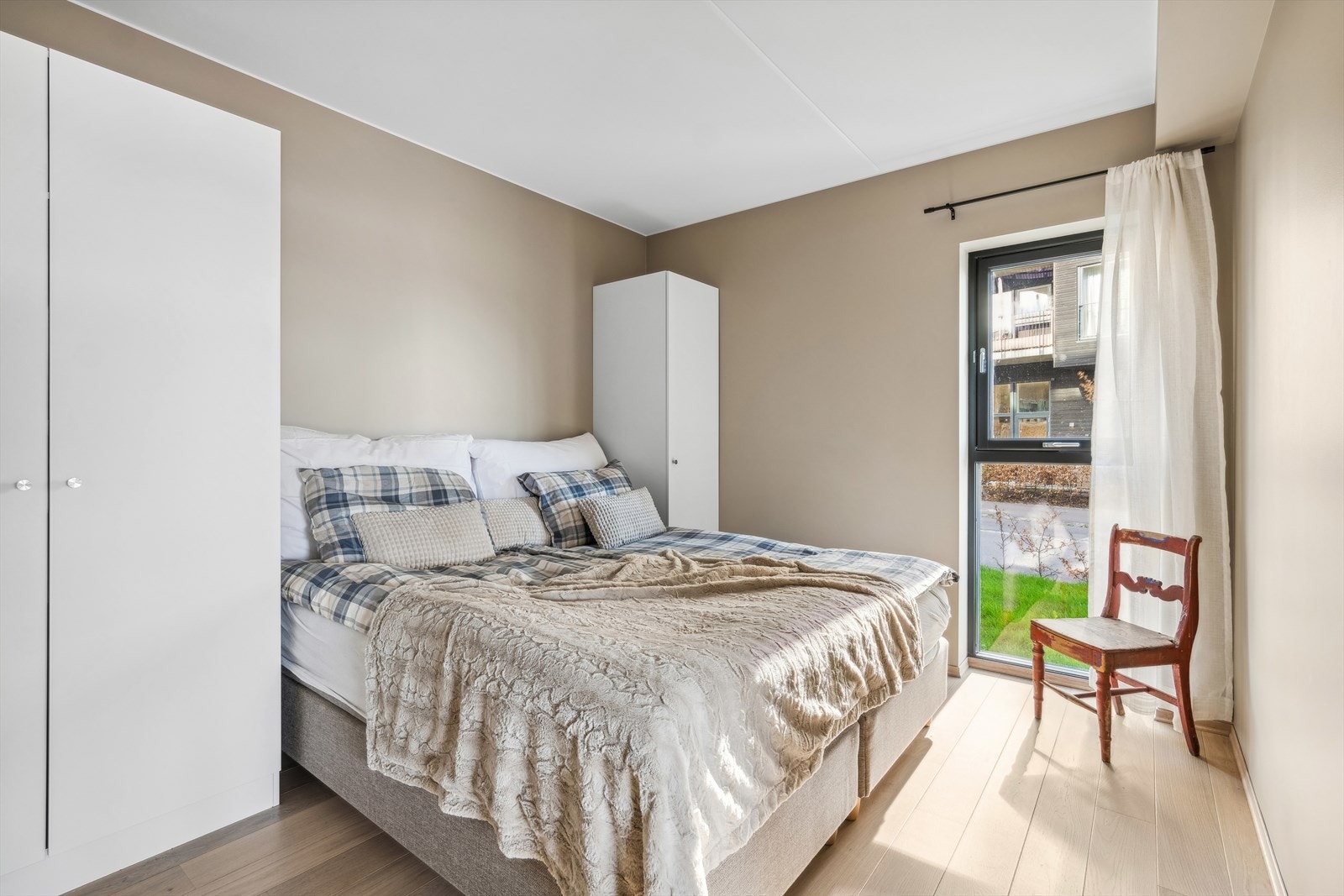 Leiligheten har et romslig hovedsoverom Galleribilde