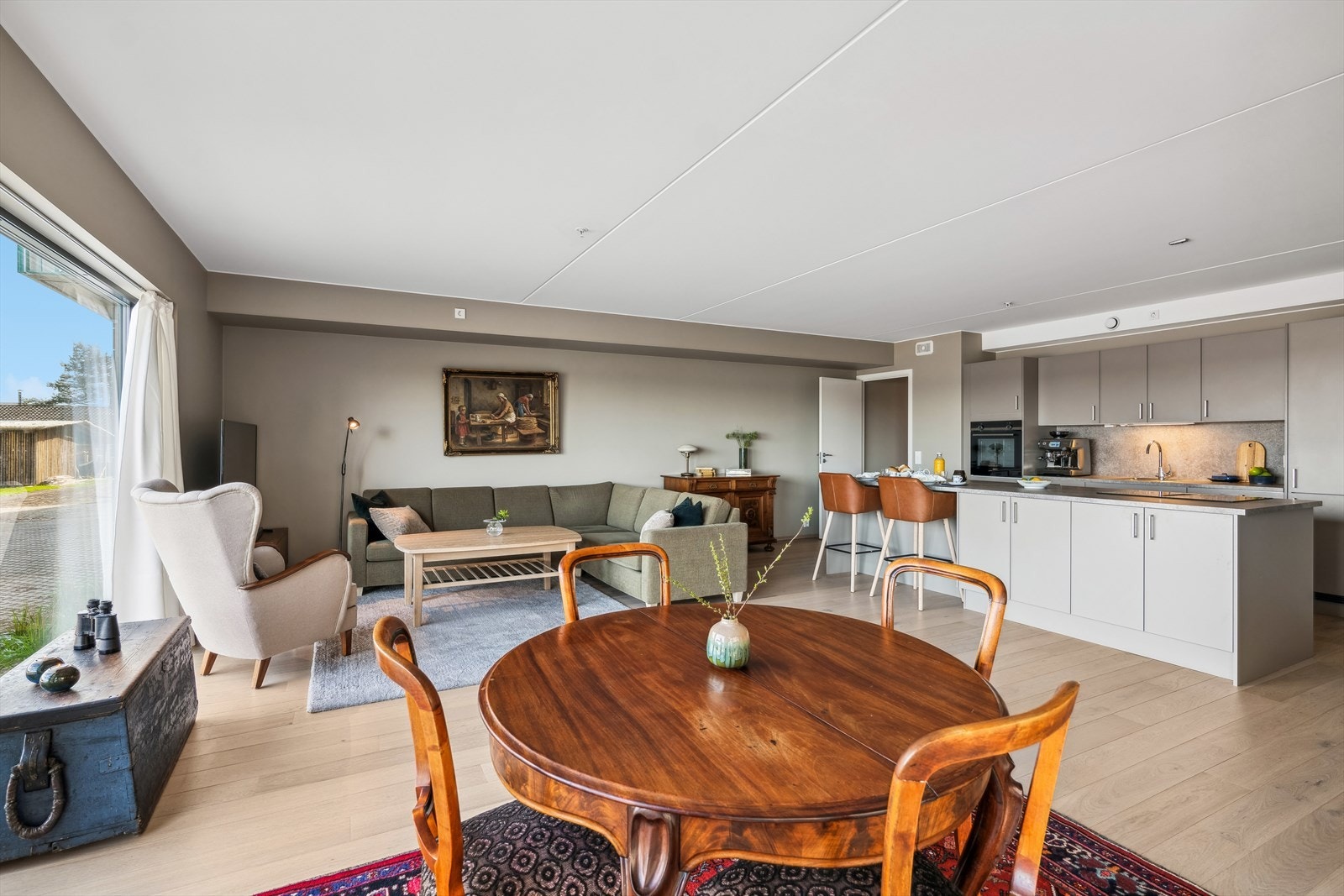 Stor og romslig stue som er innbydende og åpen med mange møbleringsmuligheter Galleribilde