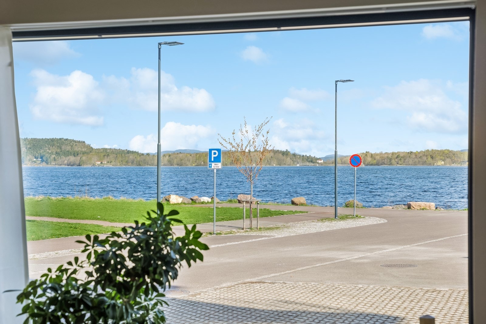 De store vinduene slipper inn naturlig dagslys. I tillegg har man utsikt rett ut mot sjøen Galleribilde