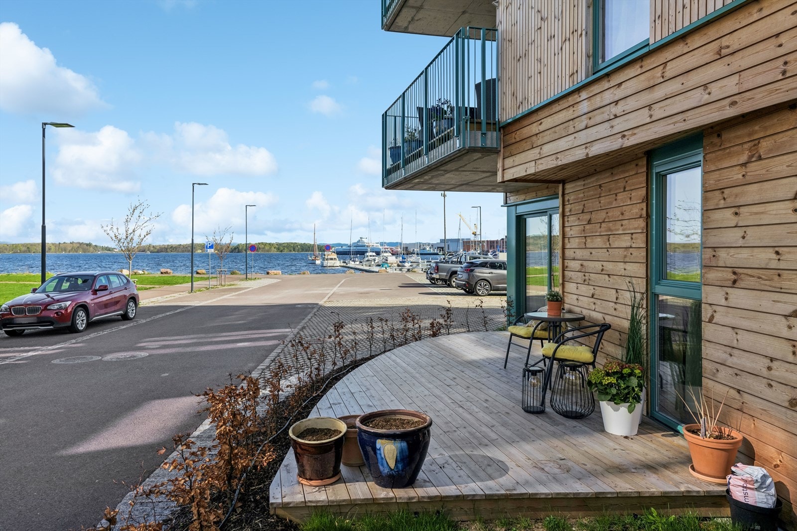 Fint uteområde. Perfekt for sol, sommer og noe godt i glasset, eller varme pledd og kakao Galleribilde