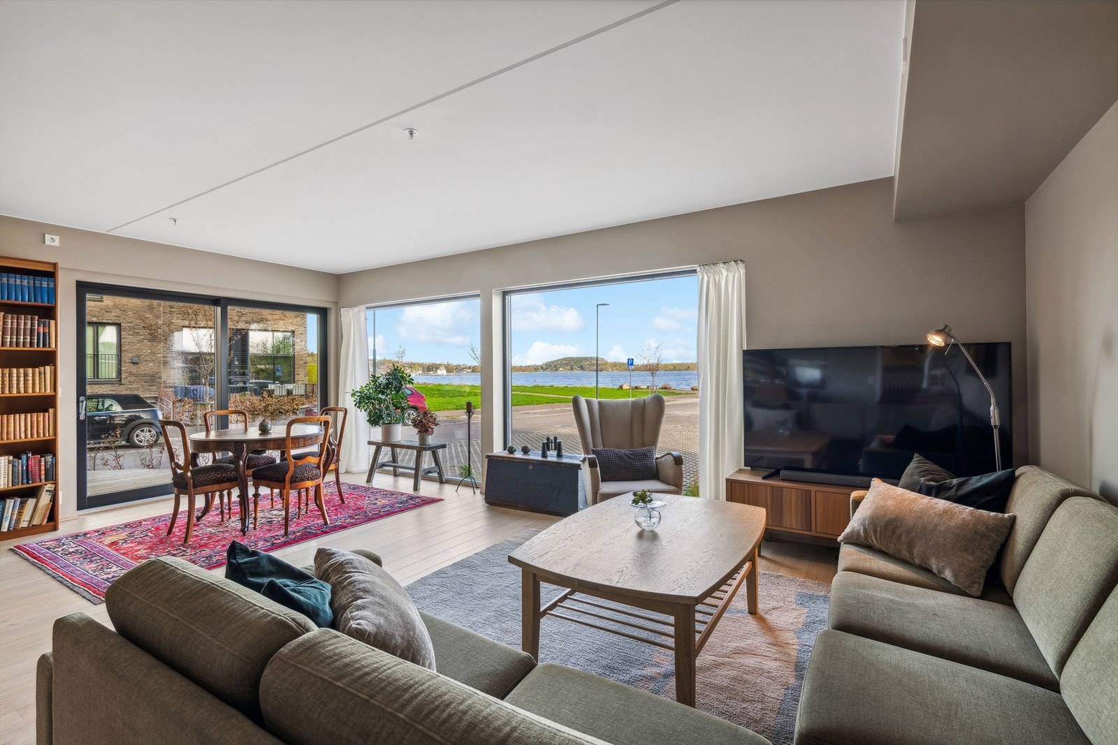 Her får du plass til møblering av både sofakrok og en spisestue Galleribilde