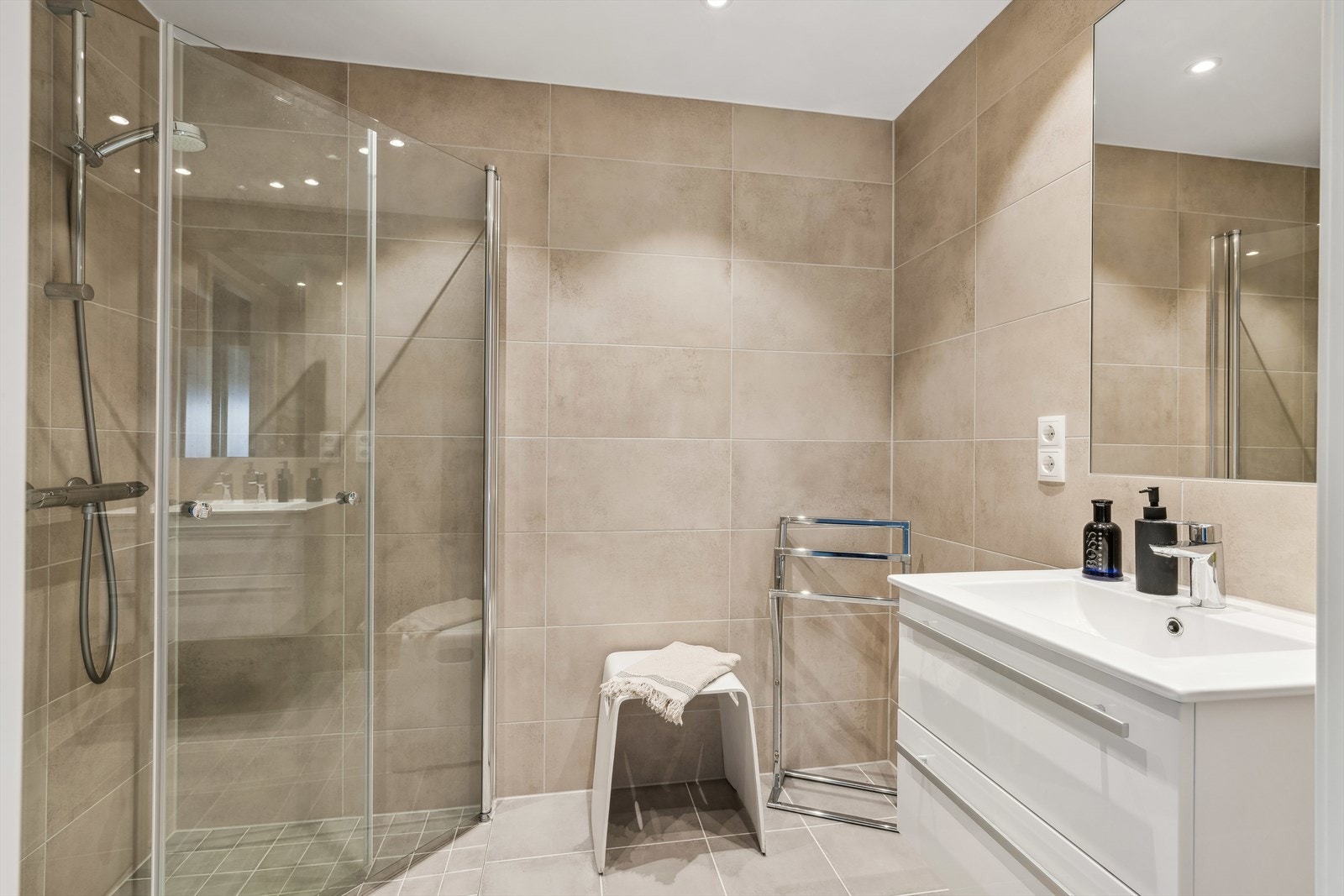 Bad er gjennomført stilrent og moderne Galleribilde