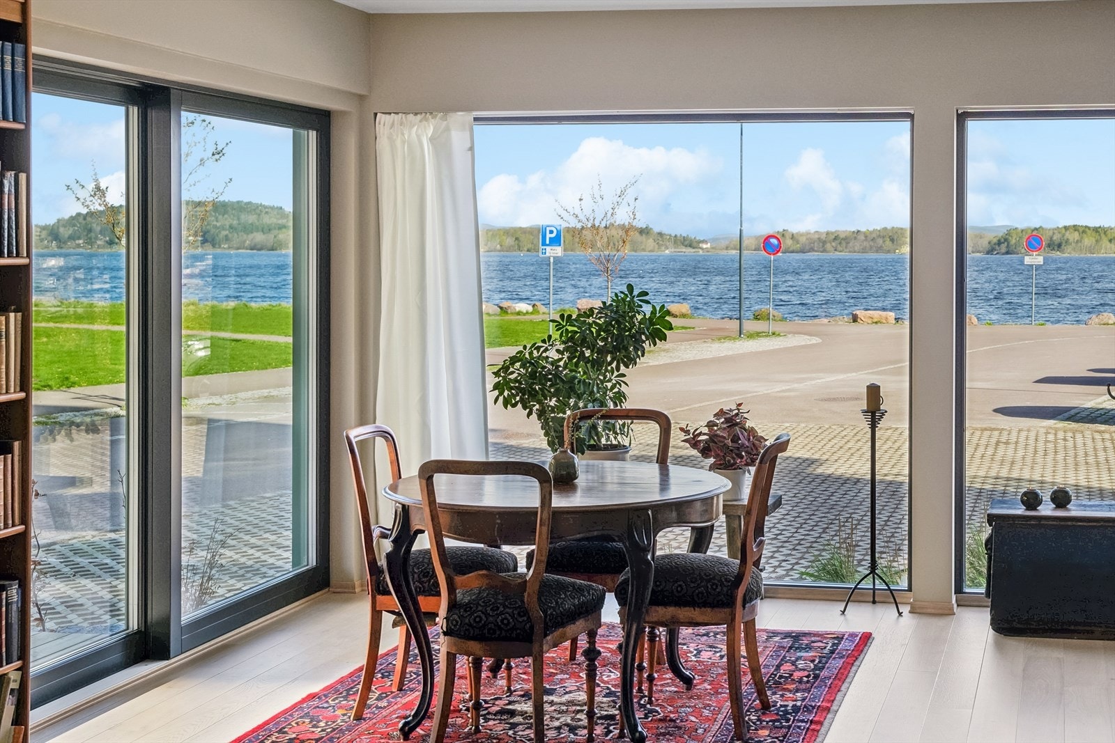 Leiligheten ligger bare noen meter fra vannkanten Galleribilde