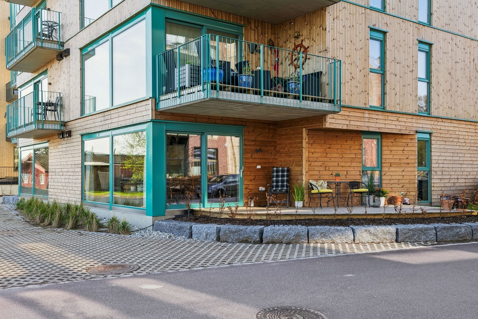 Leiligheten ligger i 1.etasje i første rekke Galleribilde