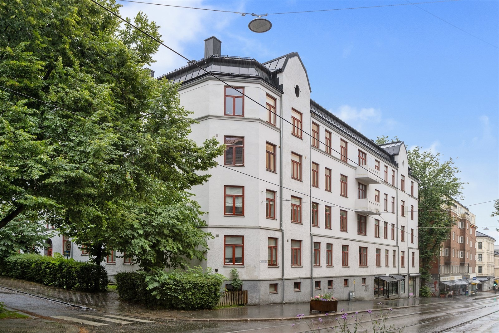 Induksjonstopp, stekeovn, oppvaskmaskin og kjøl/frys er integrert i innredningen. Galleribilde