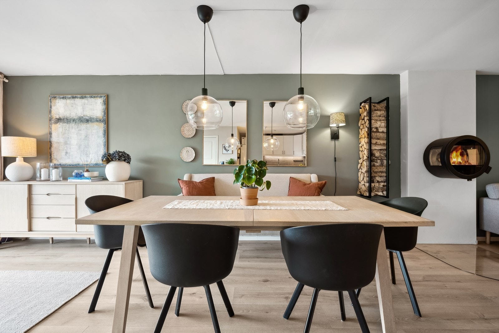 Stor og fin plass til spisebord. Kan fint også ha enda større spisebord her ved gjester Galleribilde