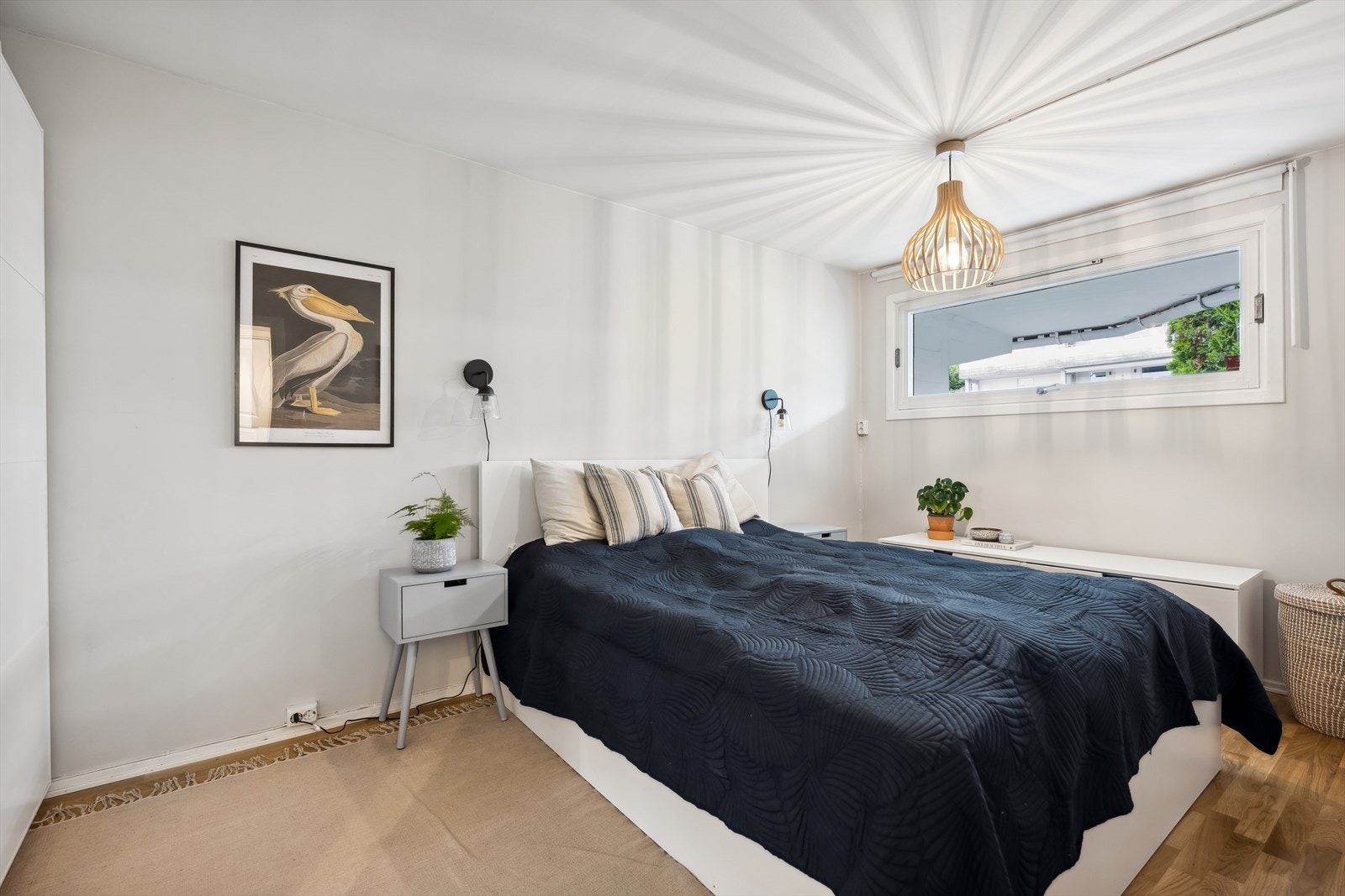 Soverom 1 har god plass til stor seng med nattbord på hver side, samt garderobeskap Galleribilde