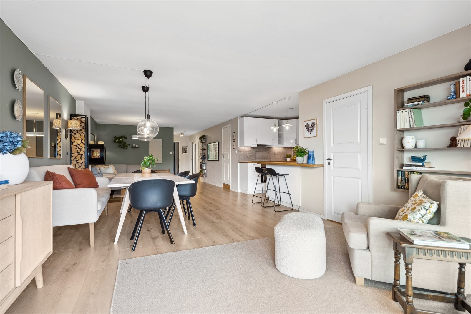 Spisestuen er av god størrelse og har plass til et stort spisebord Galleribilde