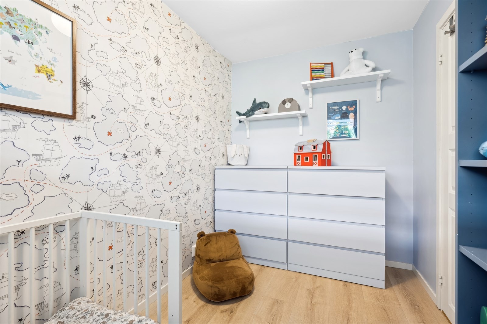 Soverom 3 har plass til seng og garderobeskap Galleribilde