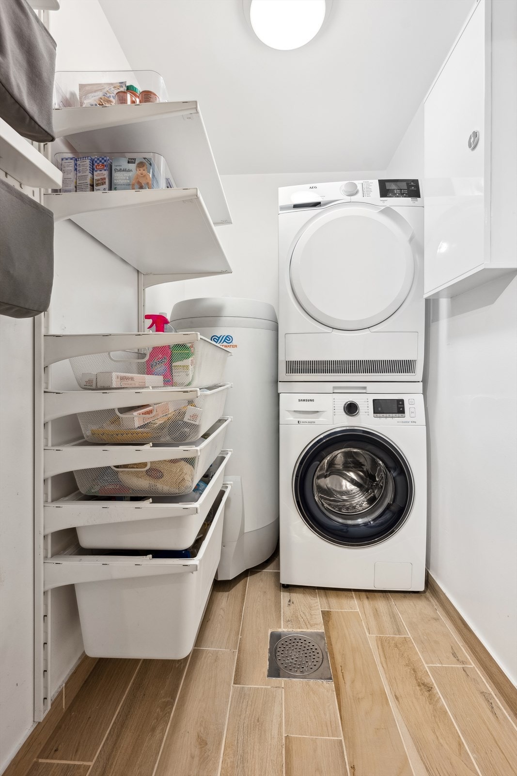 Bod m/sluk er pusset opp i 2018 og har plass til vaskemaskin og tørketrommel, samt god oppbevaringsplass Galleribilde