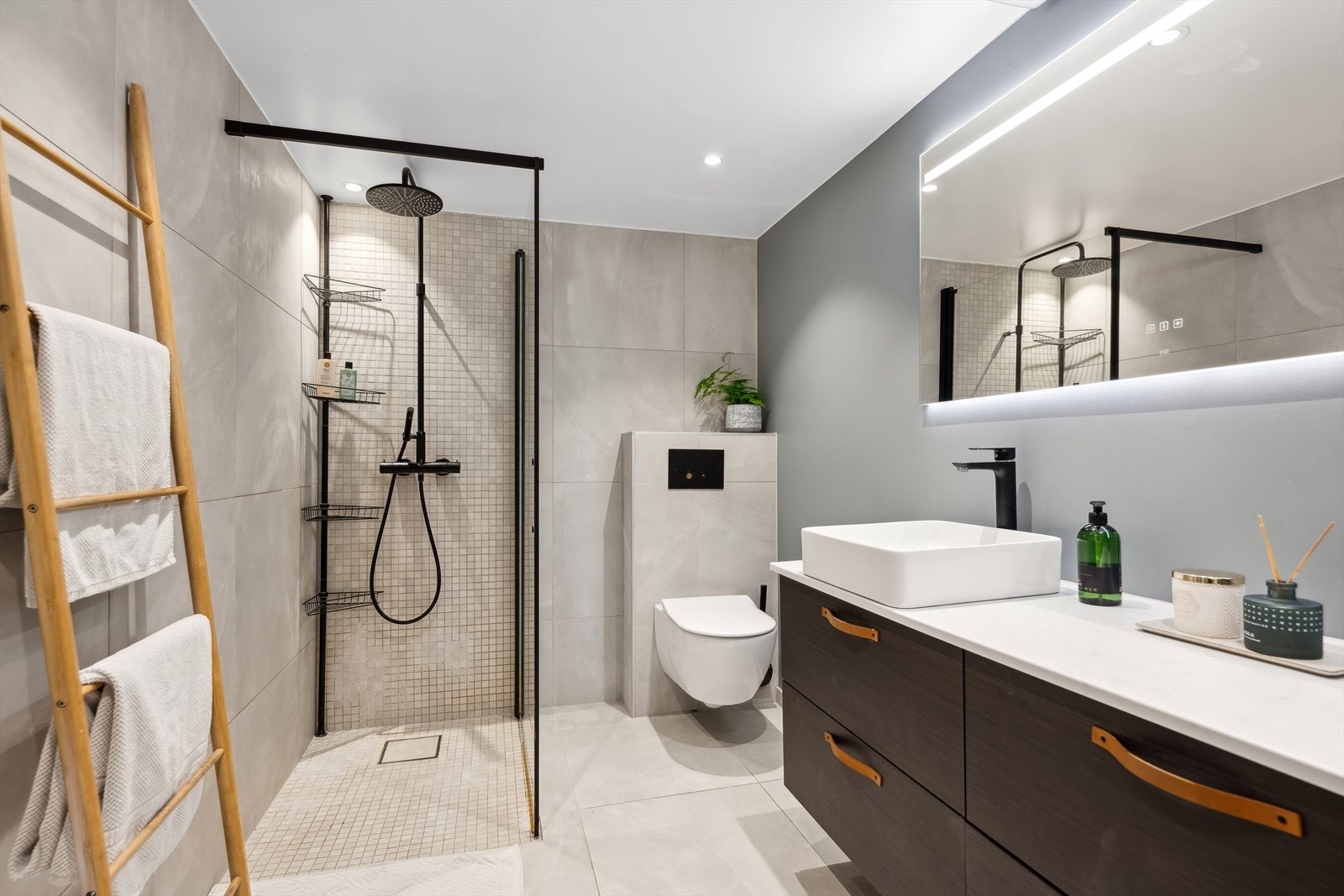 Nydelig bad fra 2018 med elektrisk gulvvarme, servant med god oppbevaringplass og veggfestet toalett Galleribilde