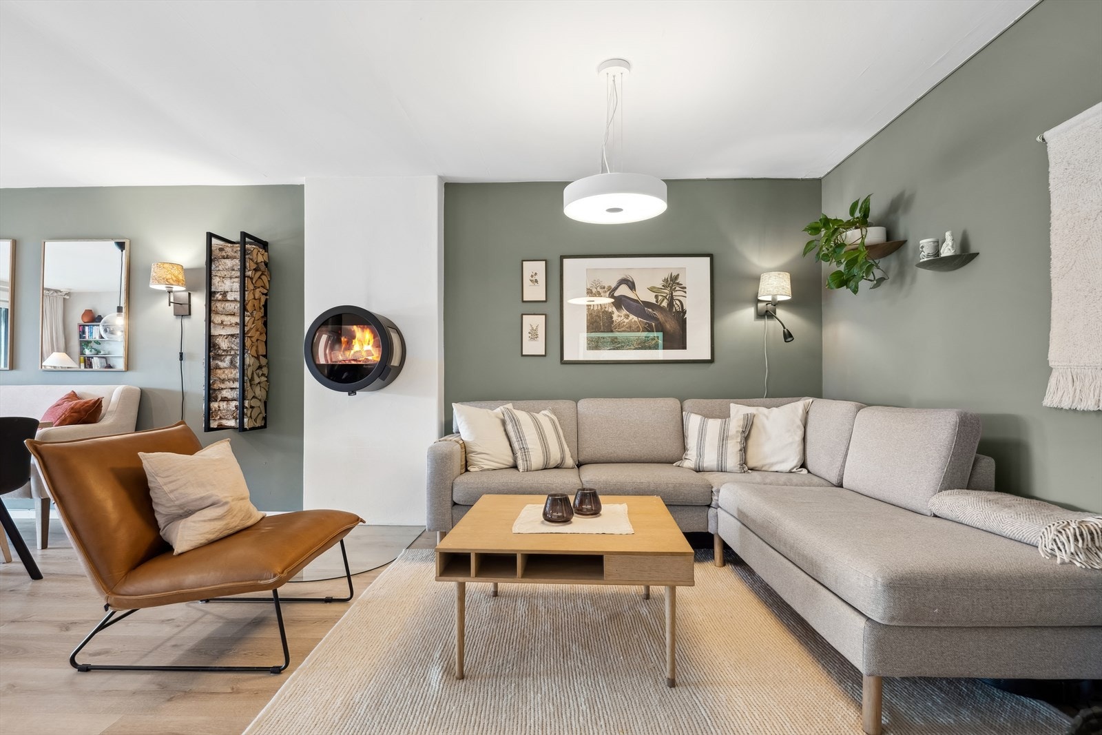 Veggene er malt i en behagelig grønnfarge som gjenspeiler utsikten og naturen rett utenfor Galleribilde