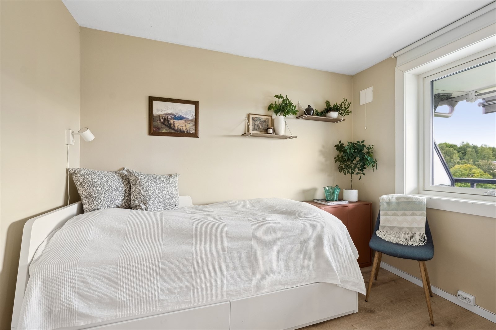 Soverom 2 har mye naturlig lys og god plass til seng og garderobeskap Galleribilde