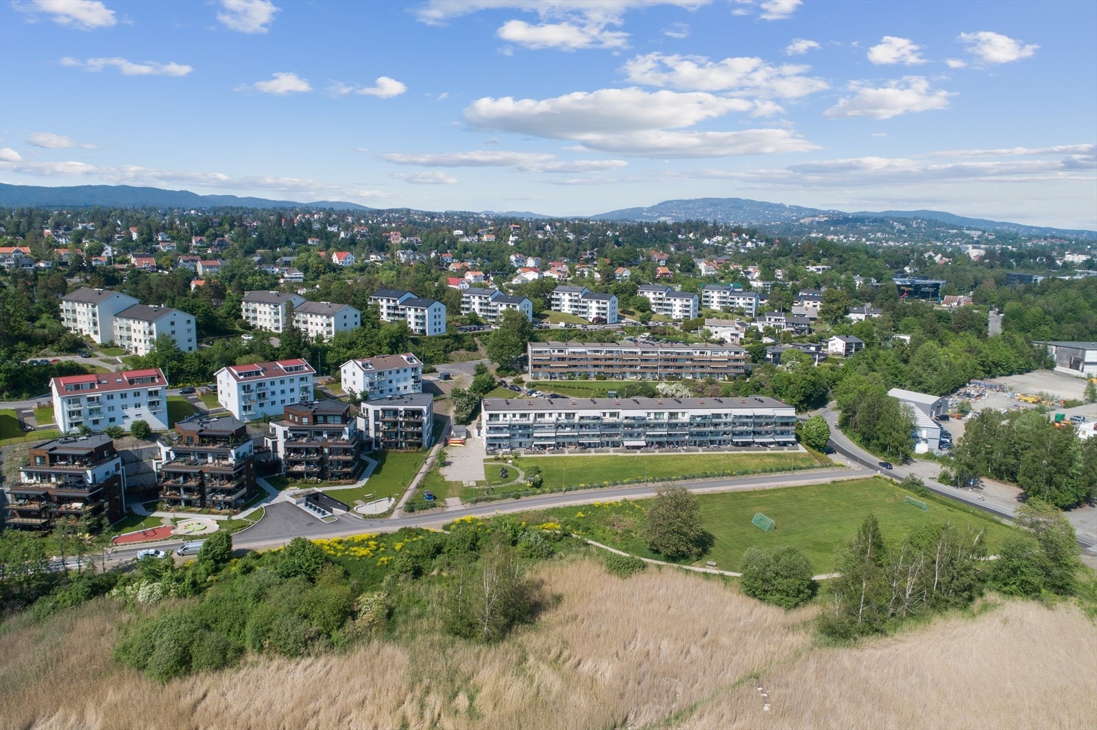 Man sykler eller går fort til Nansenparken og Fornebulandet Galleribilde