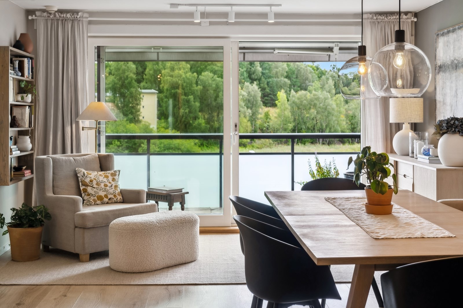 Fra spisestuen har man en vidunderlig grønn utsikt. Tenk deg å starte morgenen med en slik utsikt! Galleribilde