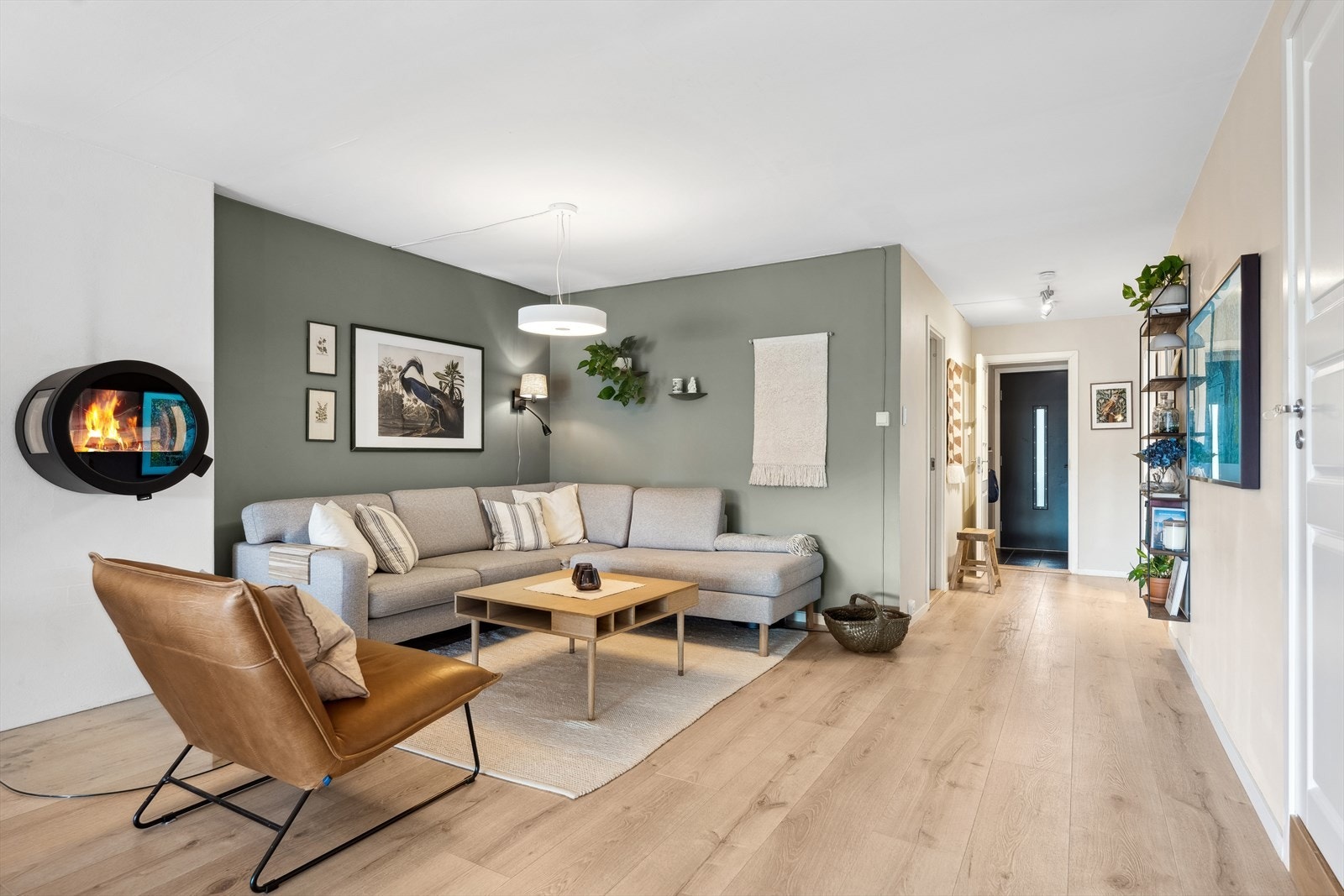 God plass til sofagruppe og fint designelement med peis fra 2021 som gir en lun atmosfære! Galleribilde