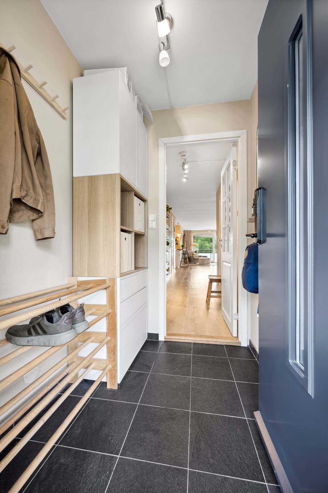 Romslig gang med god oppbevaringsplass Galleribilde