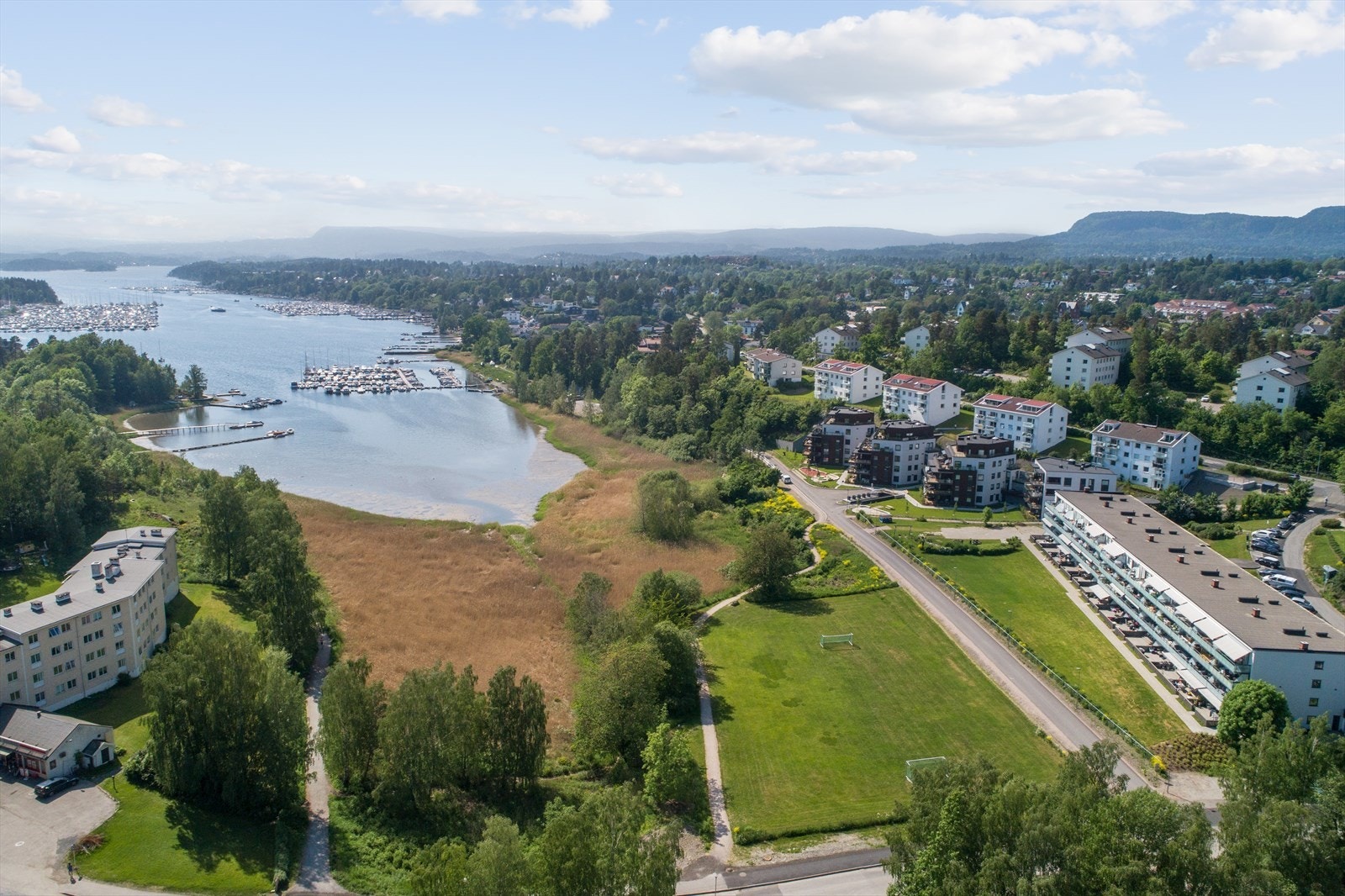 På vinteren er det laget stier på fjordisen av brannvesenet. Man kan gå til Sandvika f.eks Galleribilde