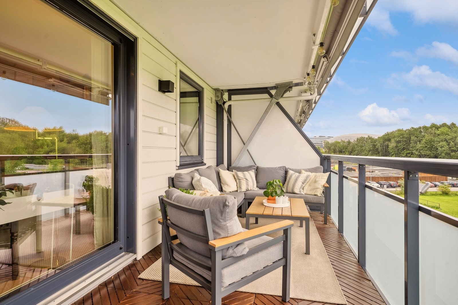 Stor sydvendt balkong med grønt utsyn og utsikt mot holtekilen. Her kan du nyte morgensolen! Galleribilde