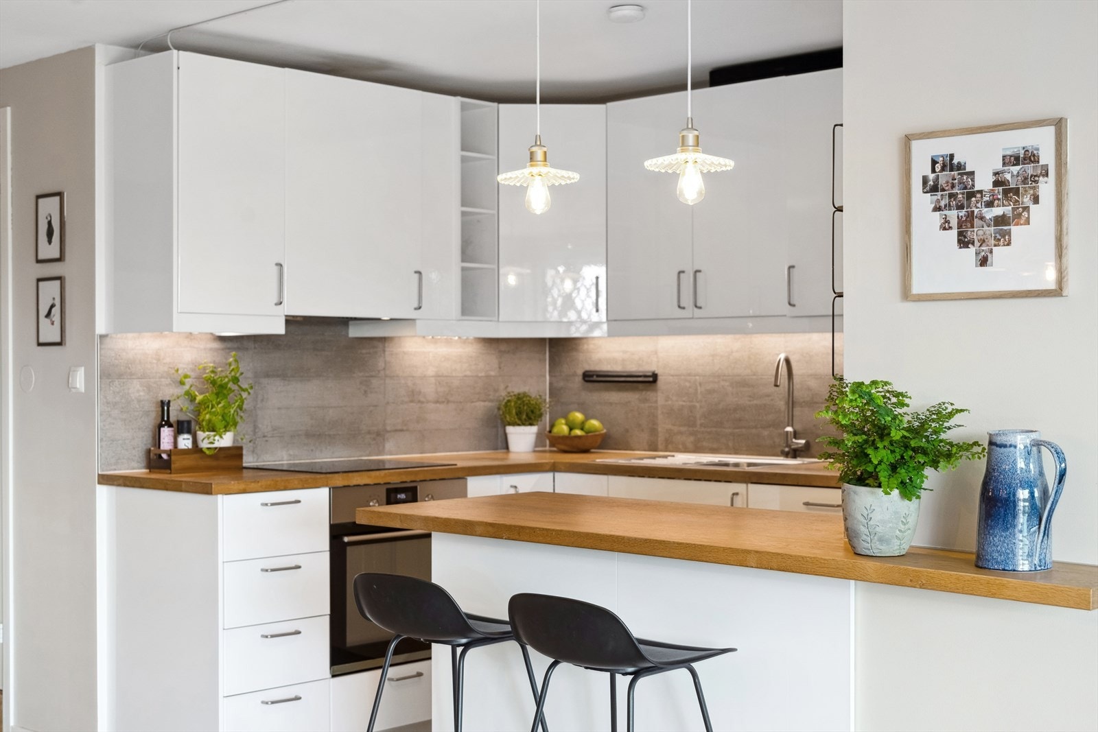 Kjøkkenet har god oppbevarings- og arbeidsplass. Det er benkeplate i tre og ventilator m/ kullfilter. Galleribilde