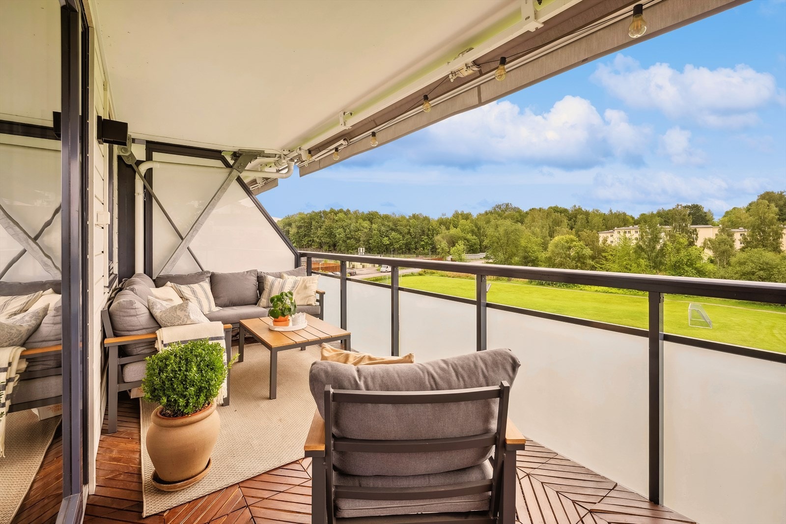 Fint område hvor du kan sykle og gå langs kysten ut på Fornebulandet Galleribilde