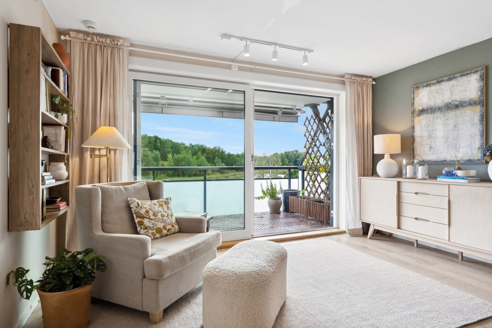 Eiendomsmegler Aage Øien v/DNB ønsker velkommen til visning! Nydelig utsikt og sol tidlig til sent. Galleribilde