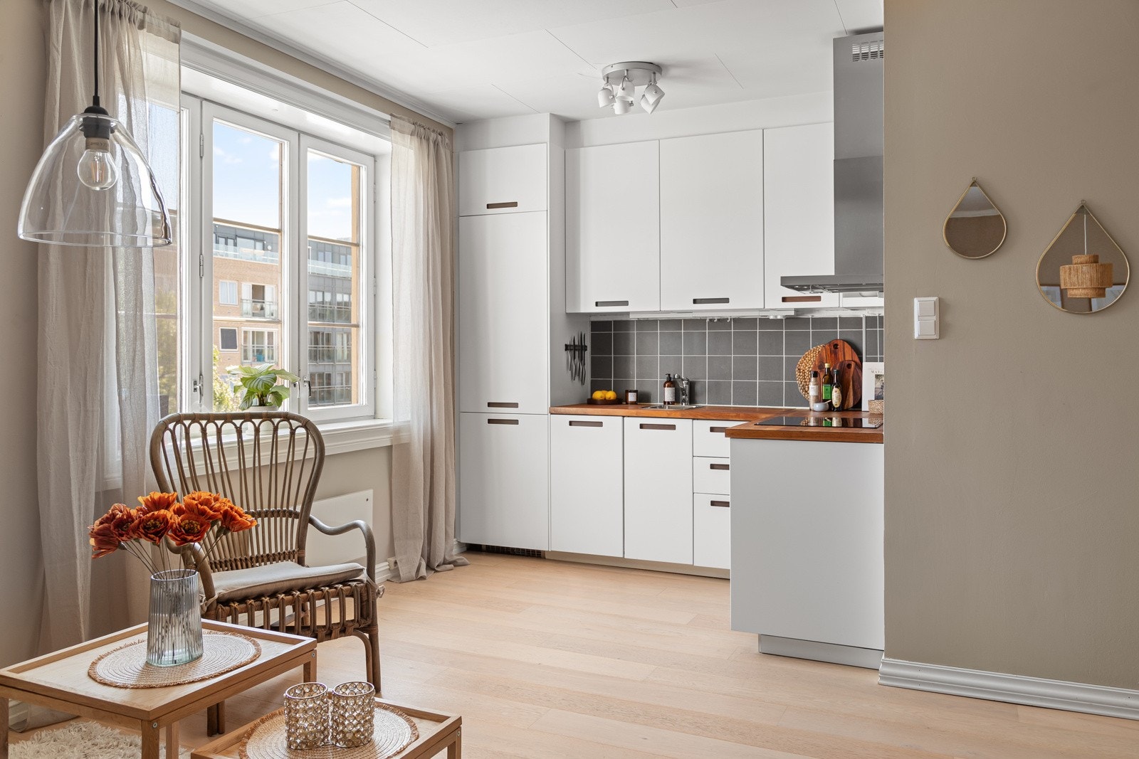 Leiligheten har et lekkert kjøkken fra 2016 med glatte fronter og benkeplate i laminat/finer Galleribilde