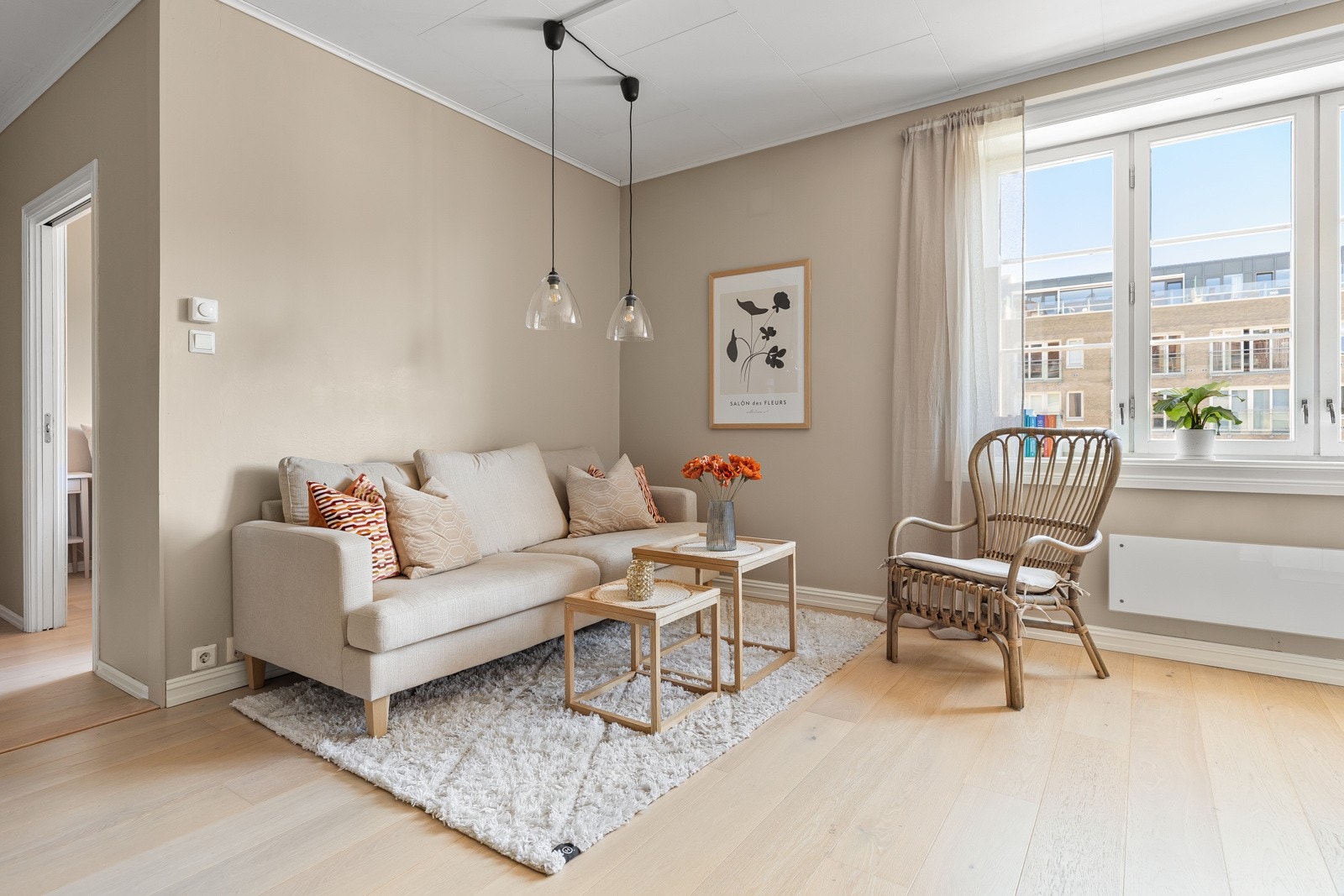 Stuen oppleves som lys og romslig, og kan deles inn i flere ulike soner Galleribilde