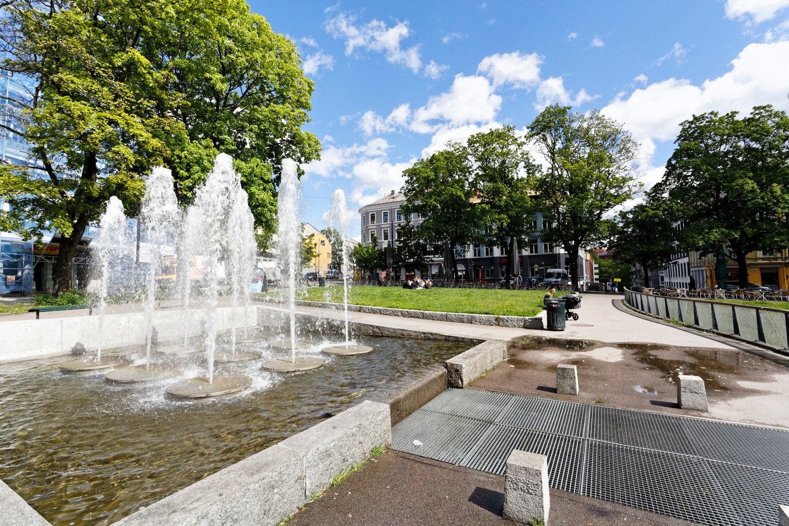 Aleksander Kiellands plass ligger i umiddelbar nærhet fra leiligheten, og byr på flere restauranter med uteservering på sommerstid Galleribilde