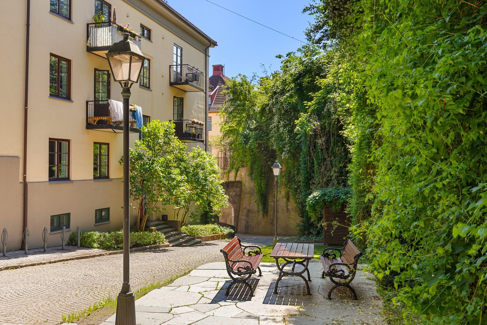 I bakgården kan du tilbringe varme, solfylte dager med venner og bekjente Galleribilde