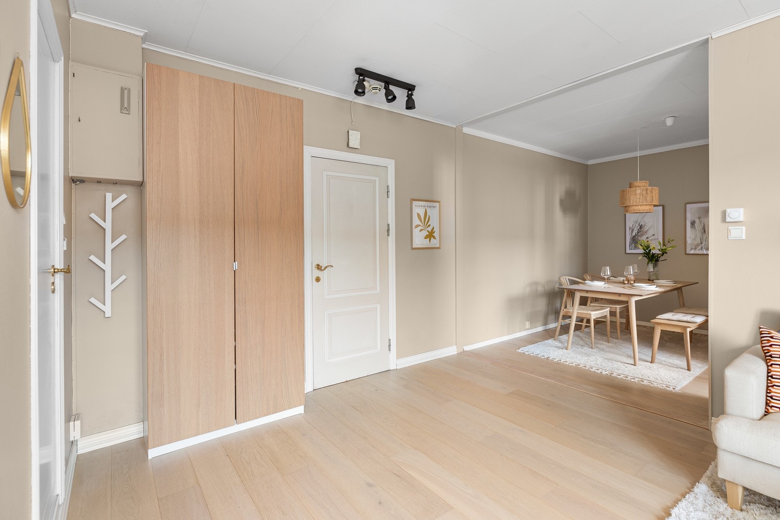 Alle vegger er malt i et delikat fargevalg og det er 1-stavs eikeparkett fra 2017 Galleribilde