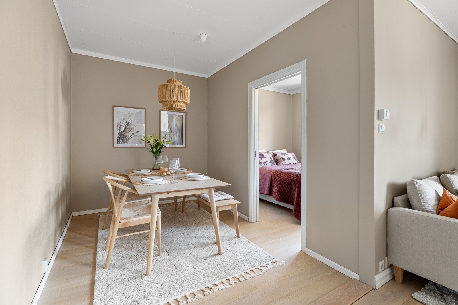 God plass til langbord hvor du kan invitere gjester hjem til hyggelige middagsbesøk Galleribilde