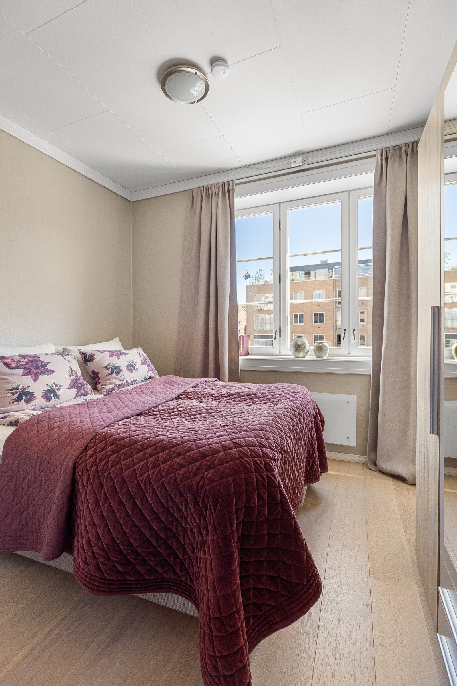 Meget innbydende soverom med god plass til dobbeltseng med tilhørende nattbord og garderobeskap Galleribilde