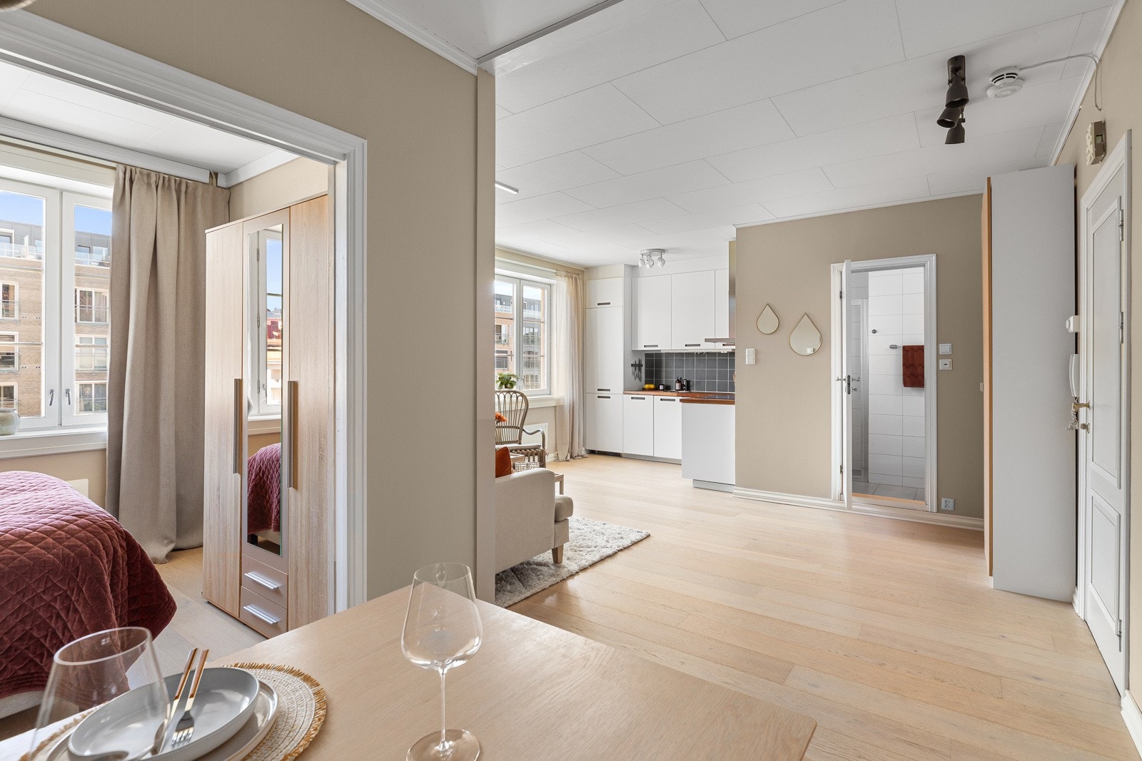 Leiligheten har en god planløsning med mye gulvareal. Den gode takhøyden er med på å skape en god romfølelse Galleribilde