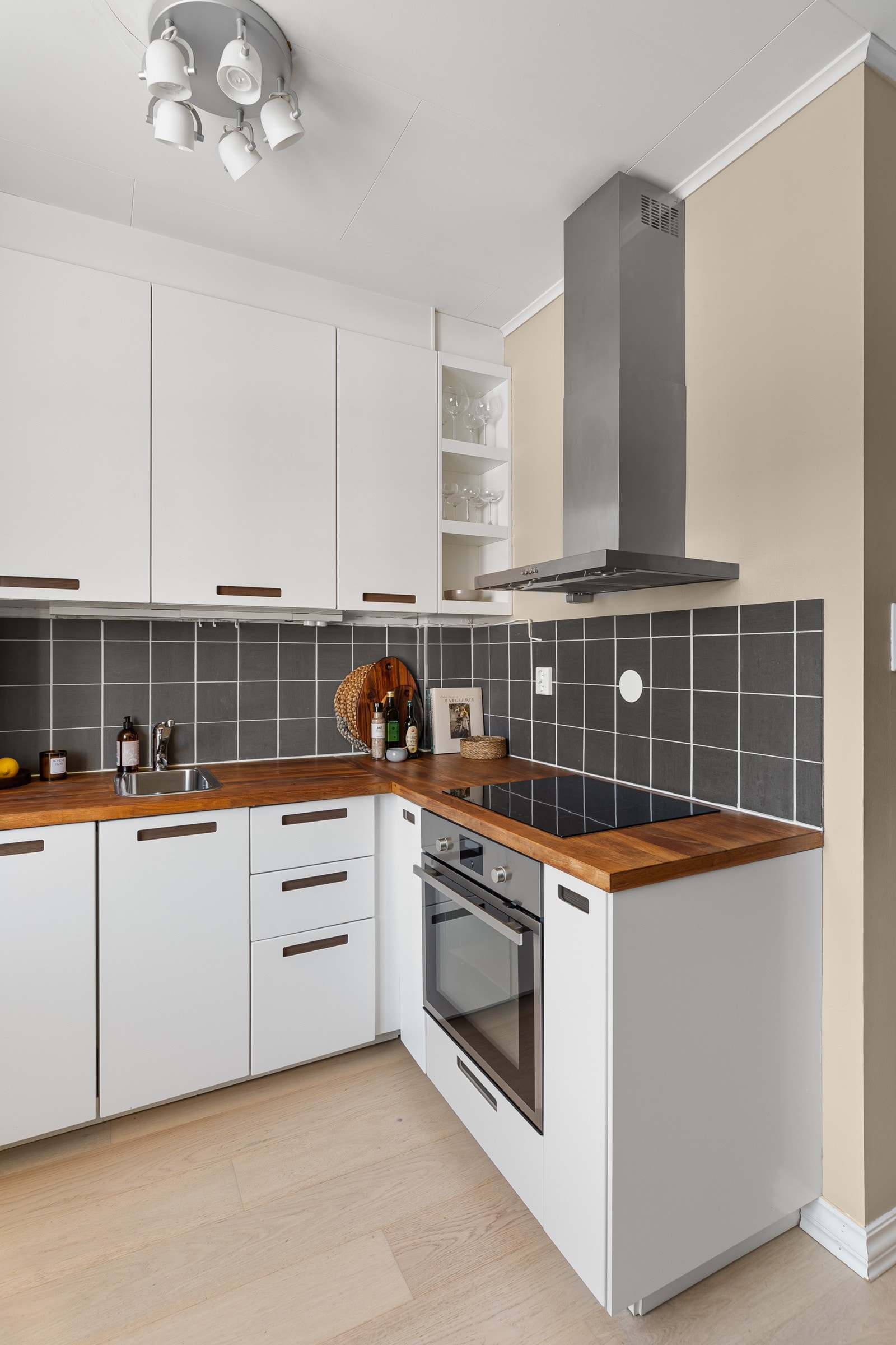 Integrerte hvitevarer med kjøle/fryseskap og oppvaskmaskin (45 cm), induksjonsplatetopp og stekeovn Galleribilde