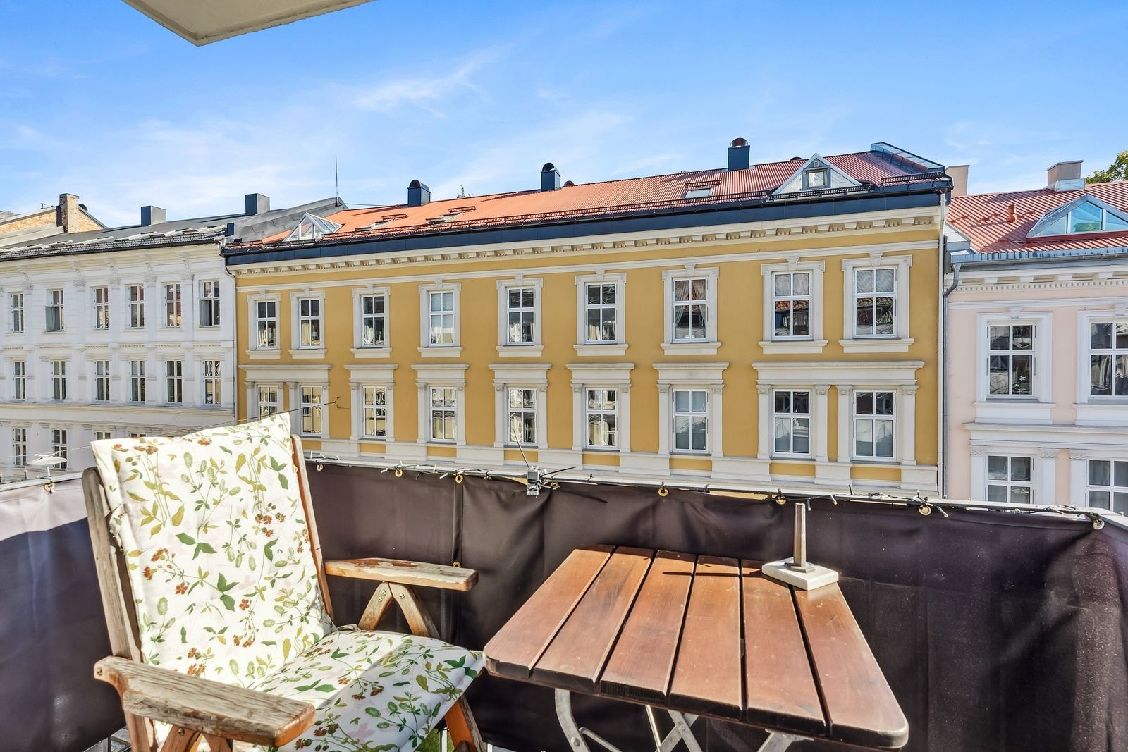 Balkongen vender mot Stensgata. Galleribilde