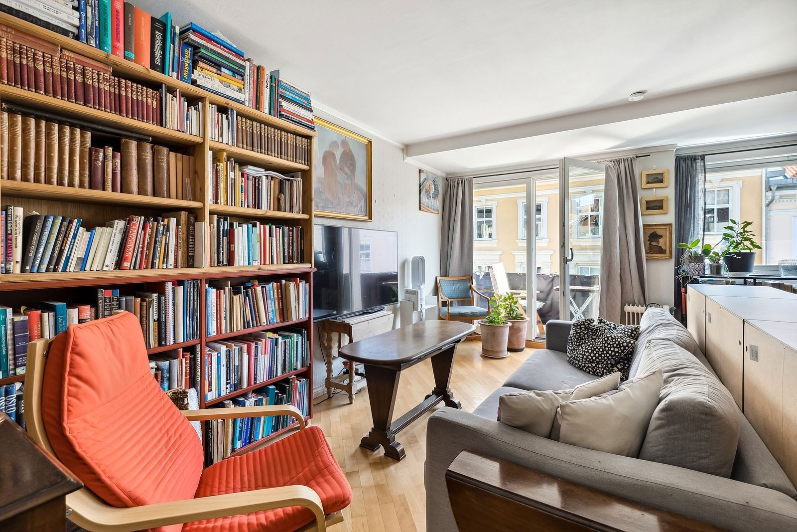 Rosmlig stue med gode møbleringsmuligheter. Galleribilde