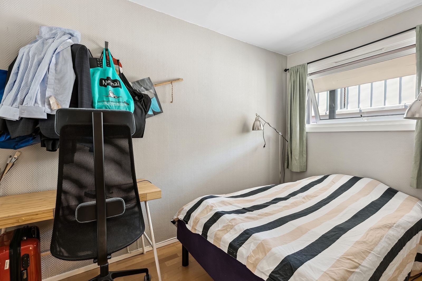 Soverom. Møbler blir fjernet. Galleribilde