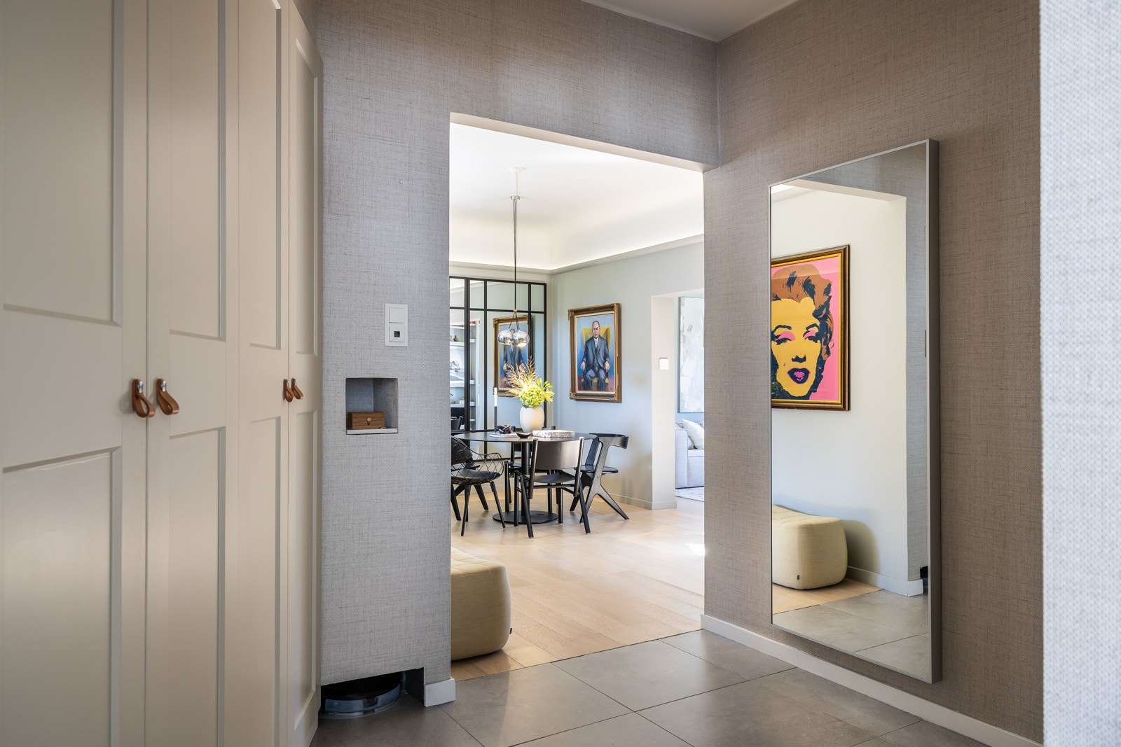 Stilig tapet fra Unilon Interiørarkitekter og smart nisje for robotstøvsuger. Galleribilde