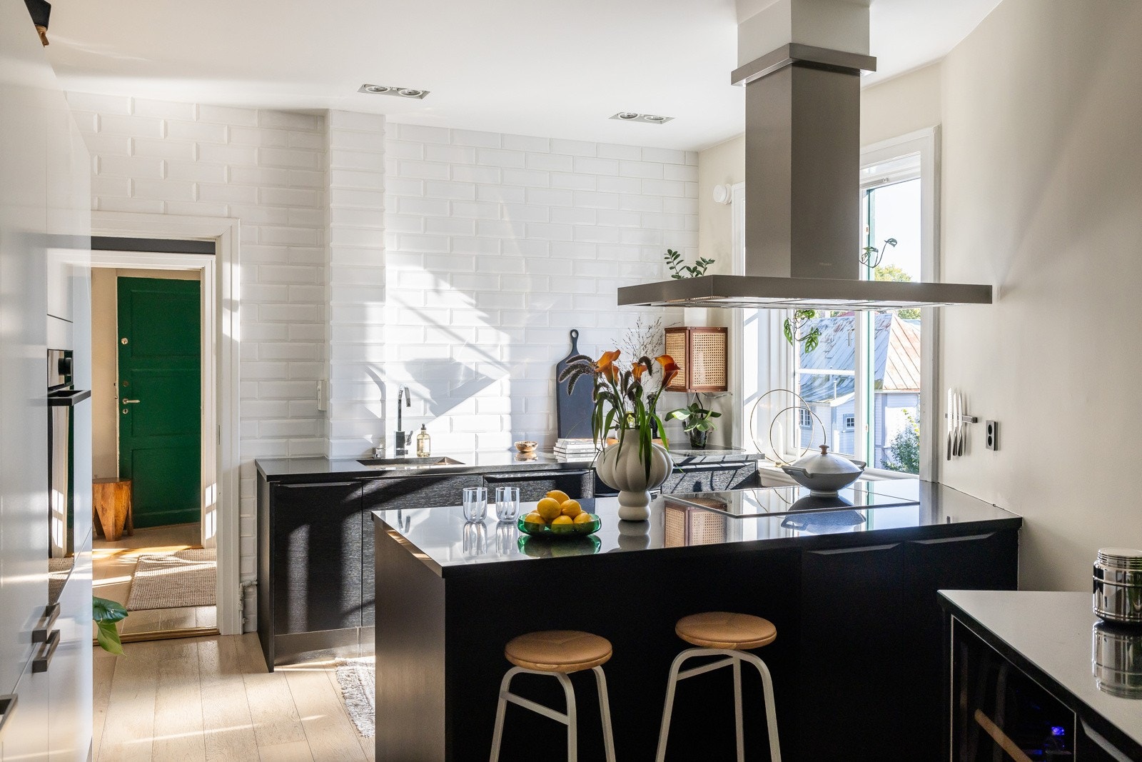 Separat kjøkken hvor vegger og tak nylig er malt i lys og trendy fargetone. Nye LED-spotter i taket fra 2024. Galleribilde