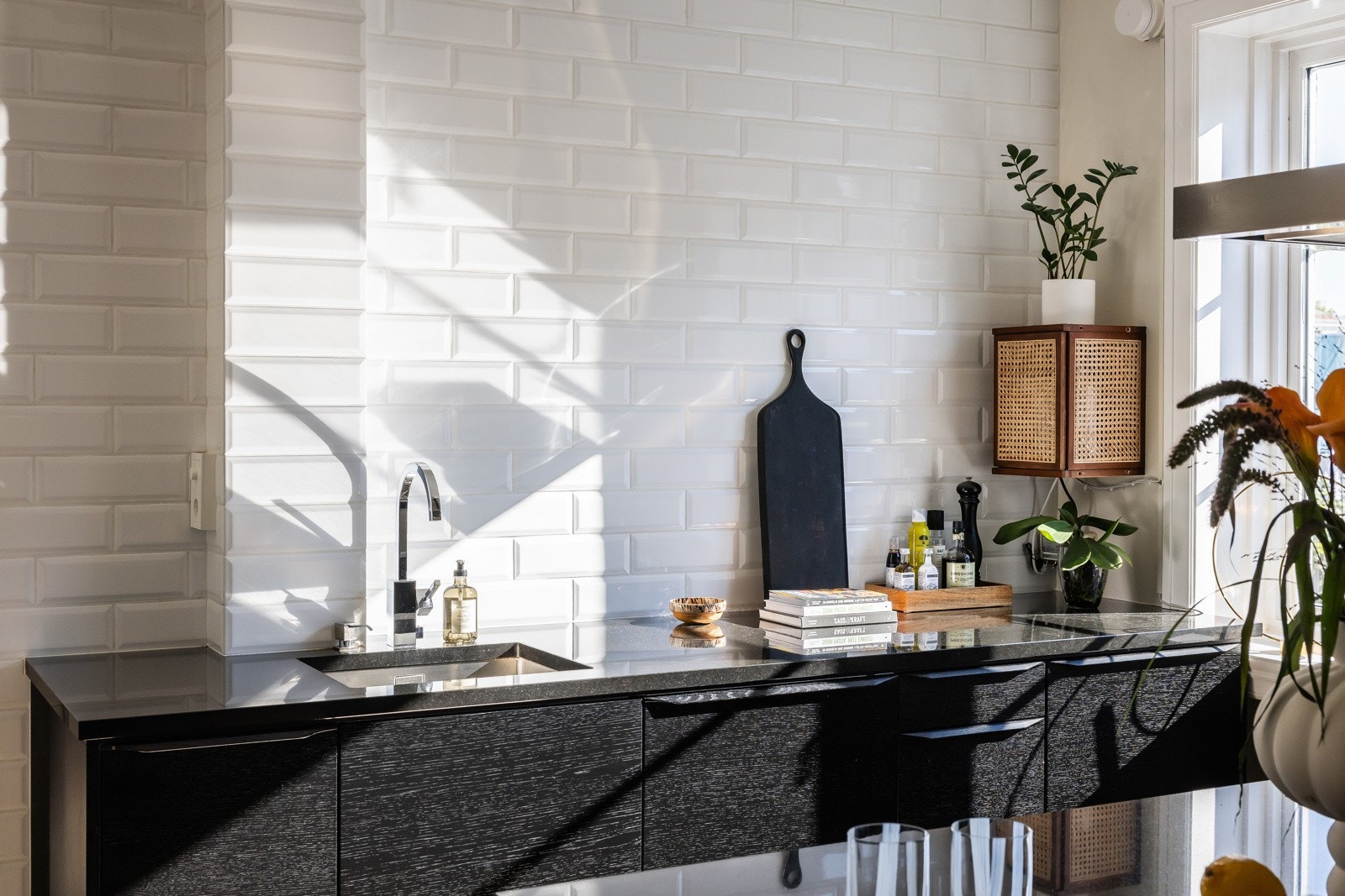 Stilfull innredning fra HTH med rikelig benk- og lagringsplass. Galleribilde