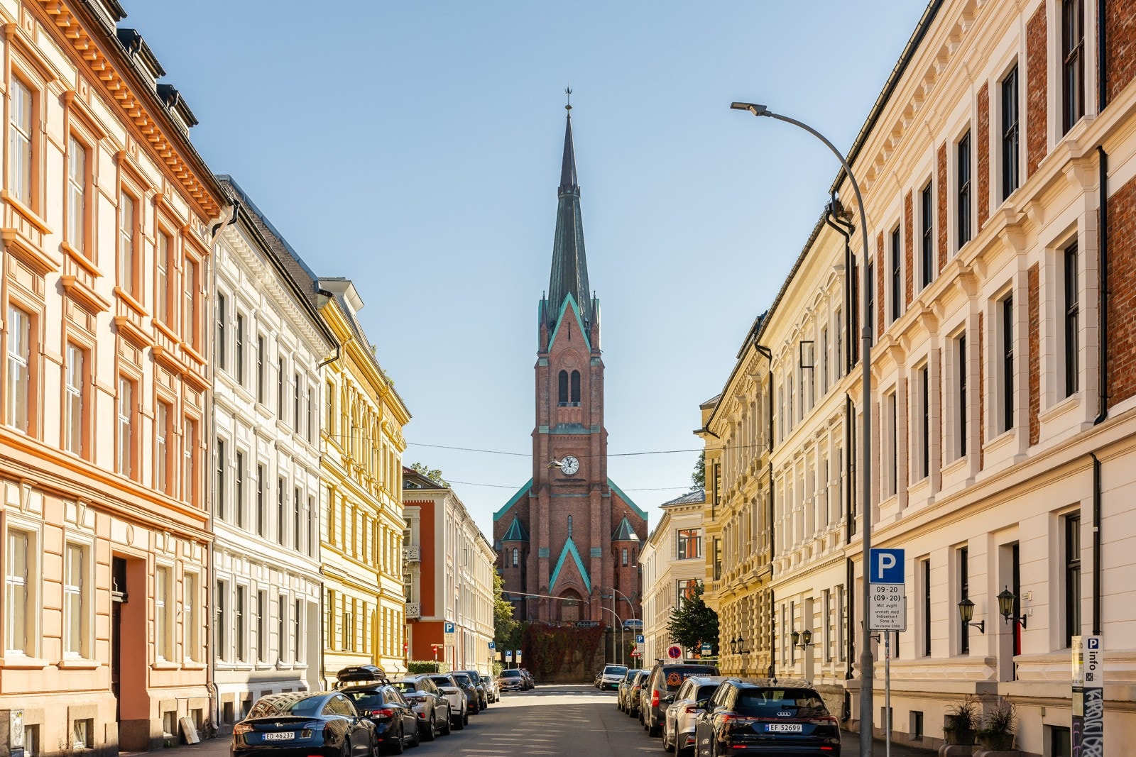 Området er preget av storslåtte byvillaer og historiske bygårder fra 1800-tallet, som i dag huser flere ambassader og ambassaderesidenser. Galleribilde