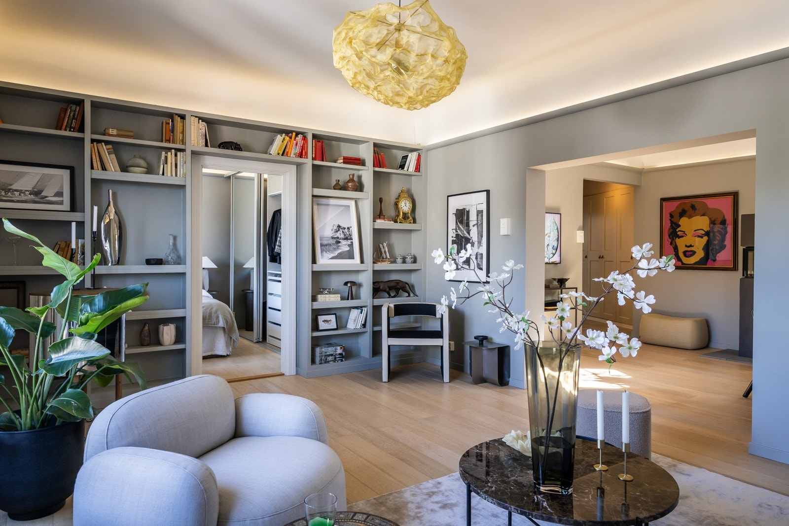 God planløsning med stor sosial åpning mellom spisestue og stue. Galleribilde