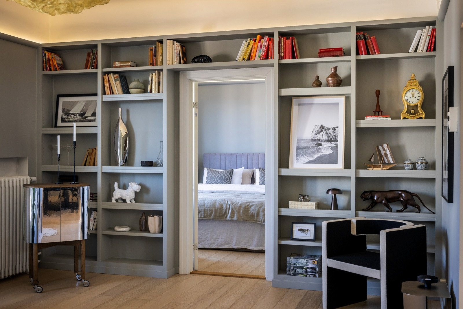 Lekker plassbygget hylleløsning over hel vegg. Galleribilde